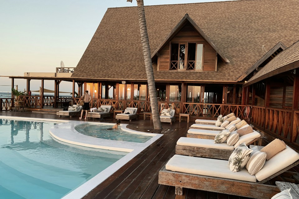 Terraza de un hotel junto a la piscina