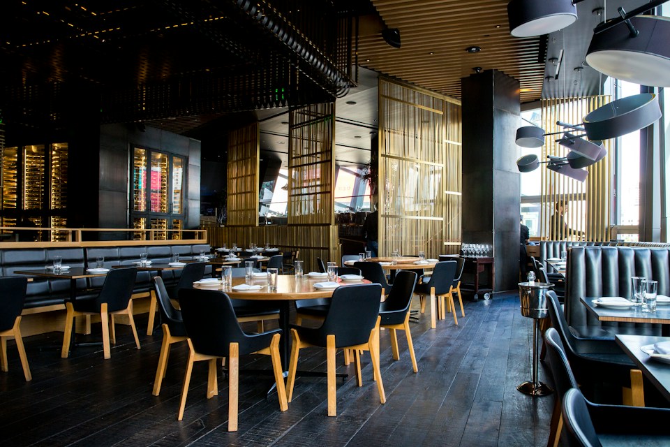 Comedor contemporáneo con mesas preparadas
