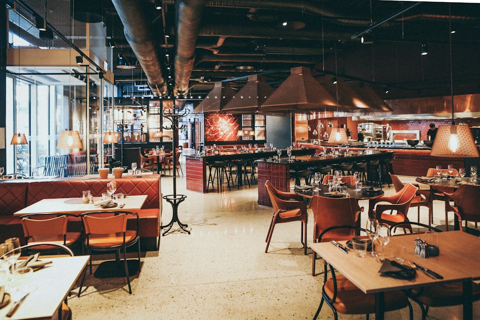 Restaurante con cocina abierta