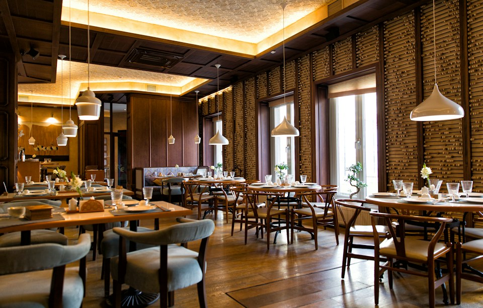 Salón de restaurante con detalles de madera