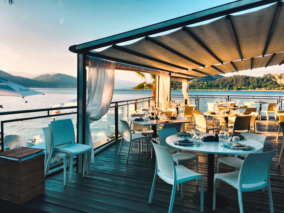 Terraza gastronómica frente al lago
